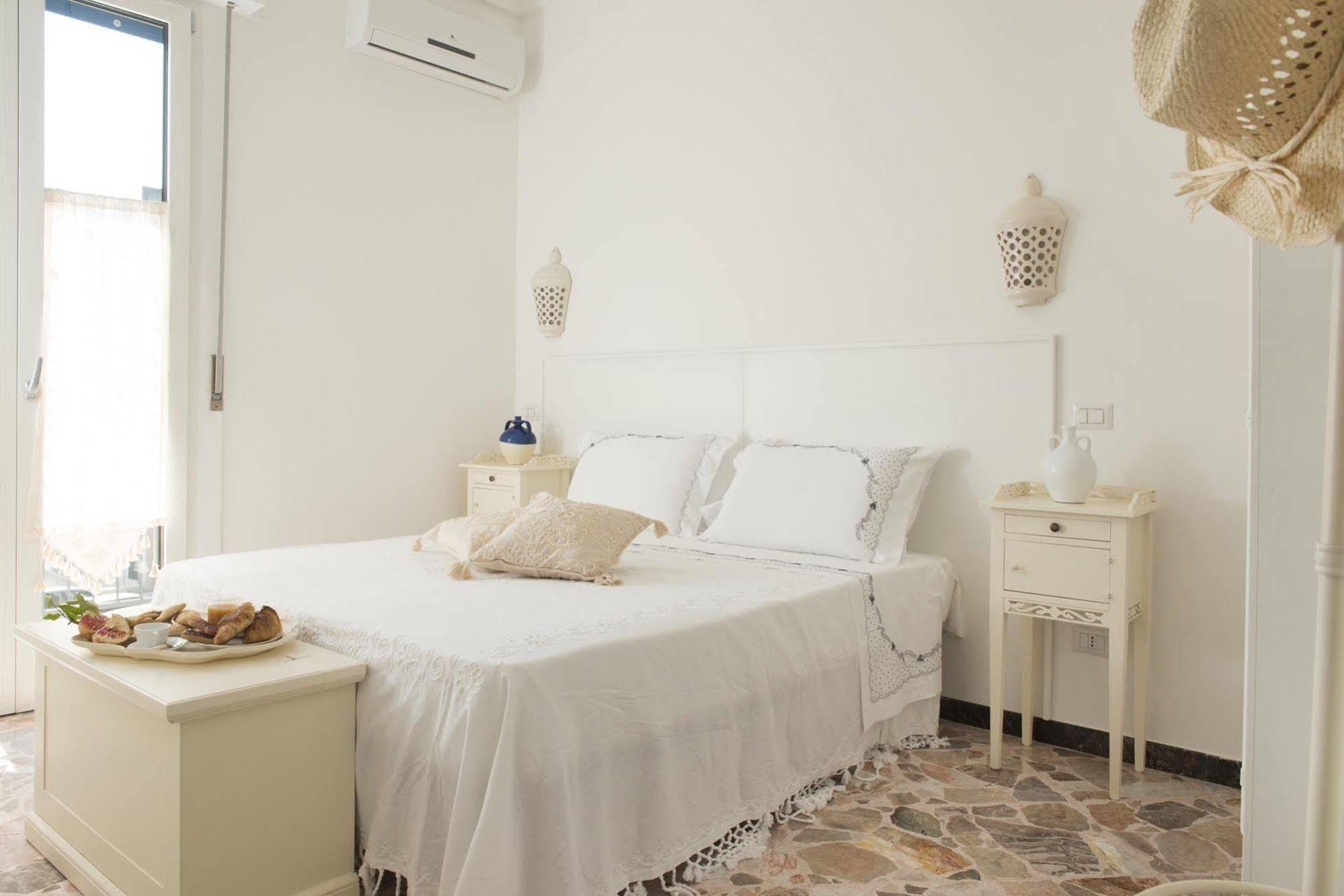 Dimora Cappuccini Guest House Cisternino Exterior photo