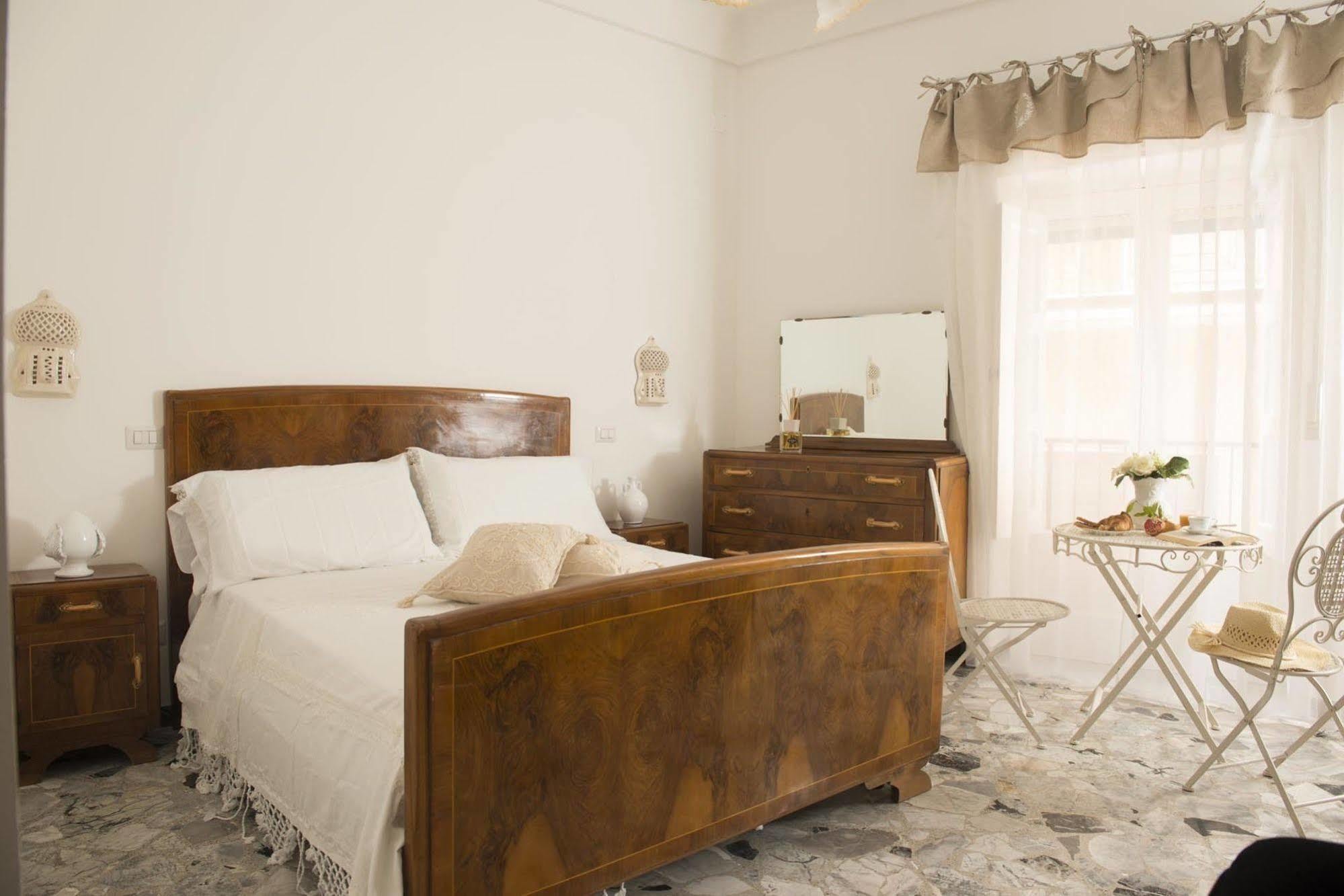 Dimora Cappuccini Guest House Cisternino Exterior photo