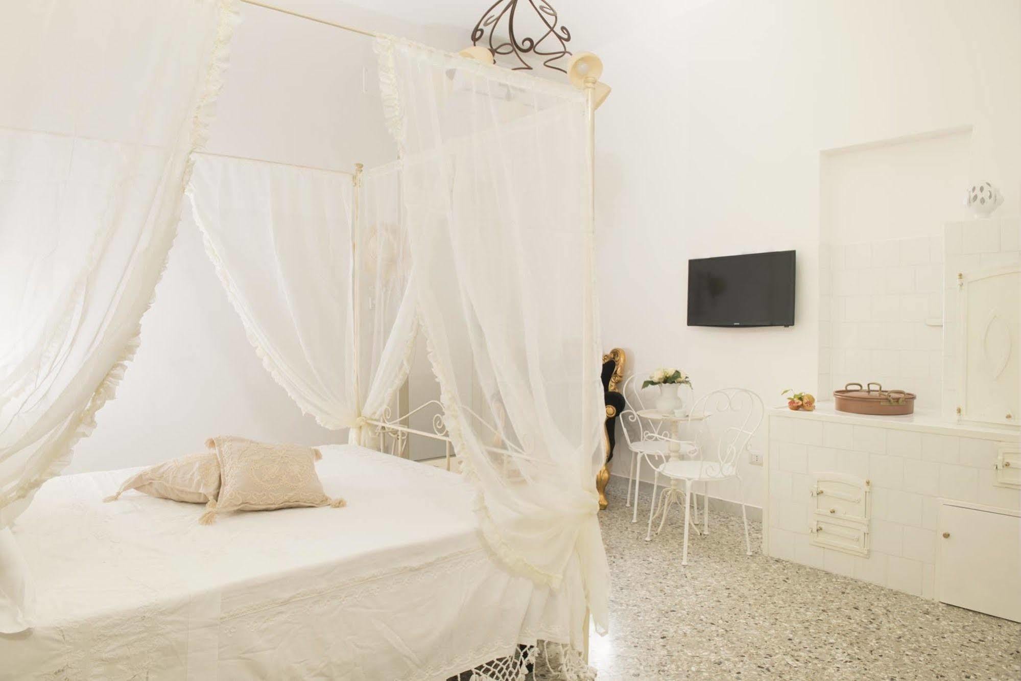 Dimora Cappuccini Guest House Cisternino Exterior photo